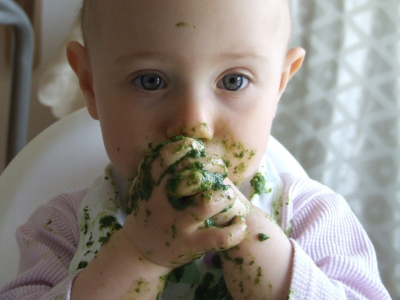 bebe comiendo